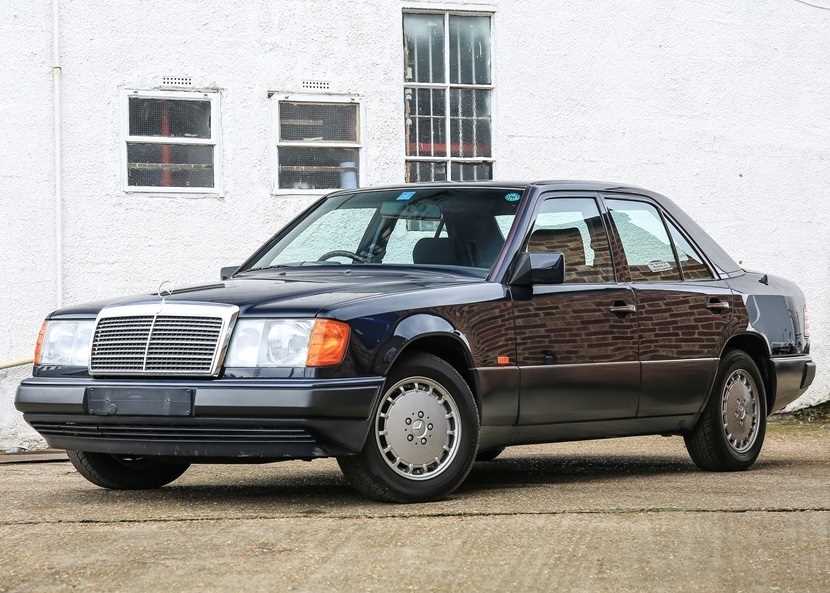 Lot 120 - 1990 Mercedes-Benz 260E