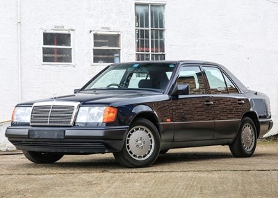 Lot 120 - 1990 Mercedes-Benz 260E